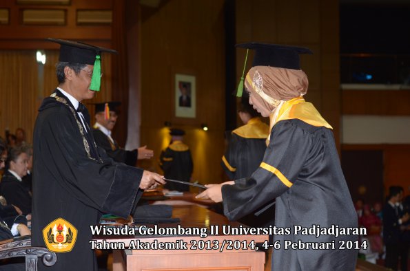 wisuda-unpad-gel-ii-ta-2013_2014-fakultas-kedokteran-oleh-dekan-198