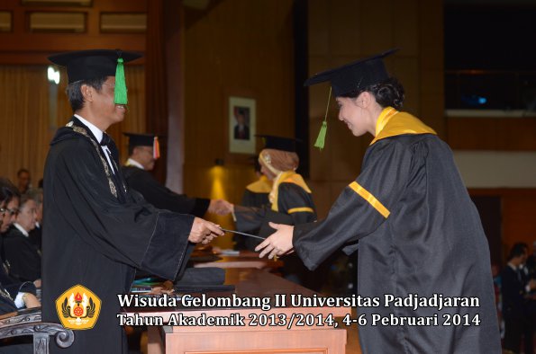 wisuda-unpad-gel-ii-ta-2013_2014-fakultas-kedokteran-oleh-dekan-199