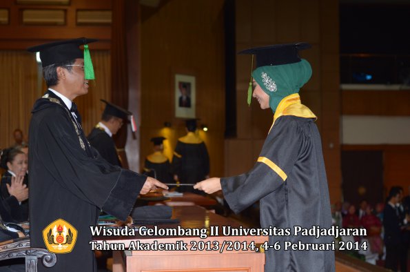 wisuda-unpad-gel-ii-ta-2013_2014-fakultas-kedokteran-oleh-dekan-200