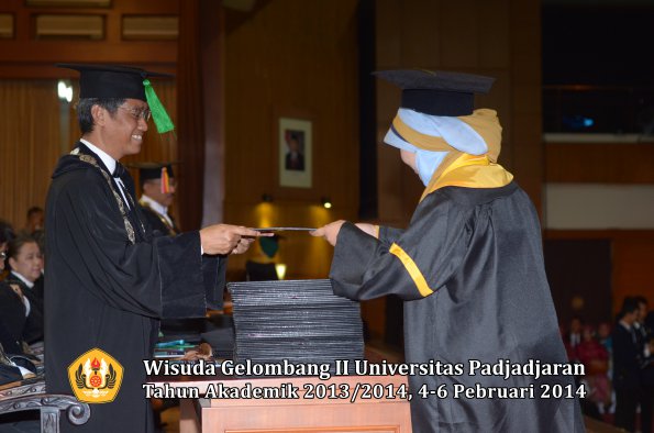 wisuda-unpad-gel-ii-ta-2013_2014-fakultas-kedokteran-oleh-dekan-201