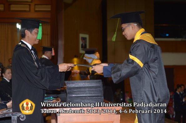 wisuda-unpad-gel-ii-ta-2013_2014-fakultas-kedokteran-oleh-dekan-202