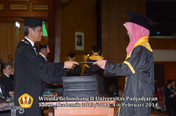 wisuda-unpad-gel-ii-ta-2013_2014-fakultas-kedokteran-oleh-dekan-203