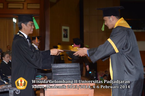 wisuda-unpad-gel-ii-ta-2013_2014-fakultas-kedokteran-oleh-dekan-204