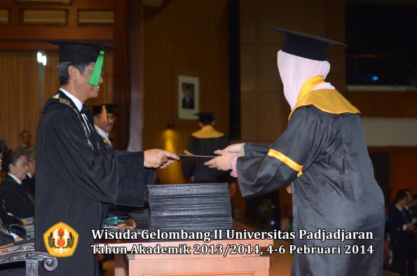 wisuda-unpad-gel-ii-ta-2013_2014-fakultas-kedokteran-oleh-dekan-205