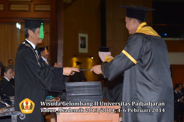 wisuda-unpad-gel-ii-ta-2013_2014-fakultas-kedokteran-oleh-dekan-206