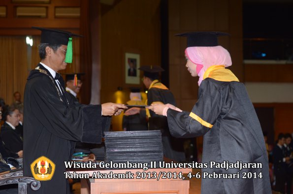 wisuda-unpad-gel-ii-ta-2013_2014-fakultas-kedokteran-oleh-dekan-207