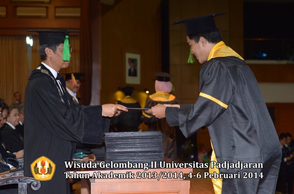 wisuda-unpad-gel-ii-ta-2013_2014-fakultas-kedokteran-oleh-dekan-208