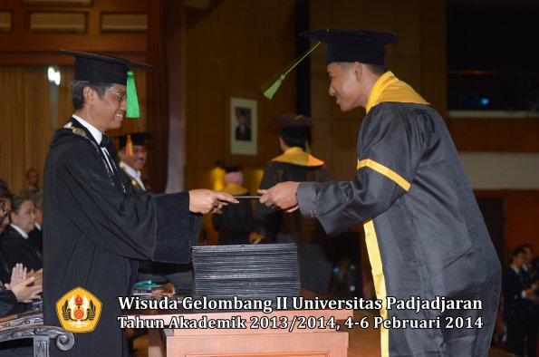 wisuda-unpad-gel-ii-ta-2013_2014-fakultas-kedokteran-oleh-dekan-209