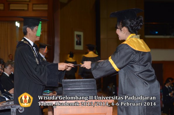 wisuda-unpad-gel-ii-ta-2013_2014-fakultas-kedokteran-oleh-dekan-210