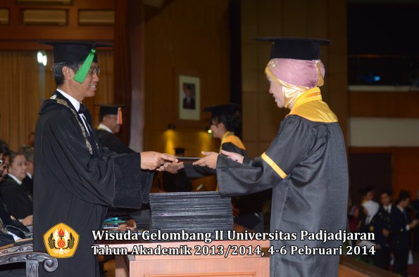 wisuda-unpad-gel-ii-ta-2013_2014-fakultas-kedokteran-oleh-dekan-211