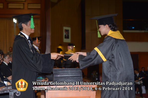 wisuda-unpad-gel-ii-ta-2013_2014-fakultas-kedokteran-oleh-dekan-212