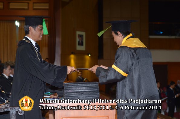 wisuda-unpad-gel-ii-ta-2013_2014-fakultas-kedokteran-oleh-dekan-213