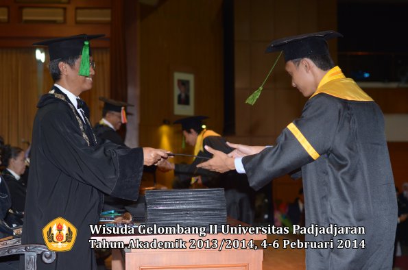 wisuda-unpad-gel-ii-ta-2013_2014-fakultas-kedokteran-oleh-dekan-214