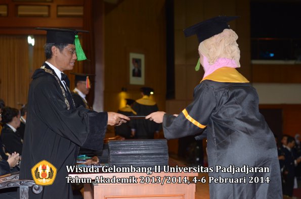 wisuda-unpad-gel-ii-ta-2013_2014-fakultas-kedokteran-oleh-dekan-215