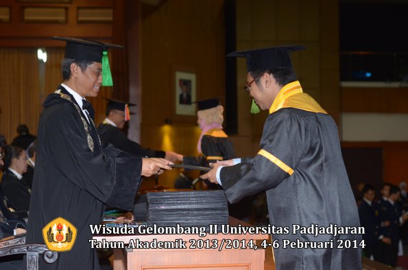 wisuda-unpad-gel-ii-ta-2013_2014-fakultas-kedokteran-oleh-dekan-216