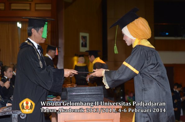 wisuda-unpad-gel-ii-ta-2013_2014-fakultas-kedokteran-oleh-dekan-217