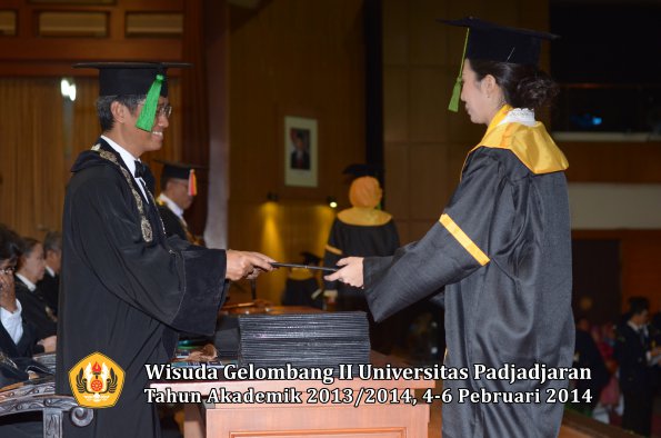 wisuda-unpad-gel-ii-ta-2013_2014-fakultas-kedokteran-oleh-dekan-218