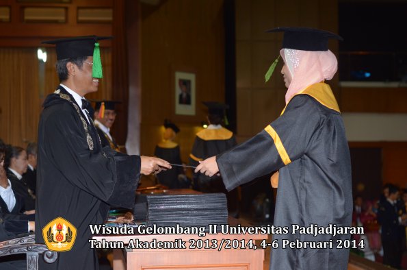 wisuda-unpad-gel-ii-ta-2013_2014-fakultas-kedokteran-oleh-dekan-219