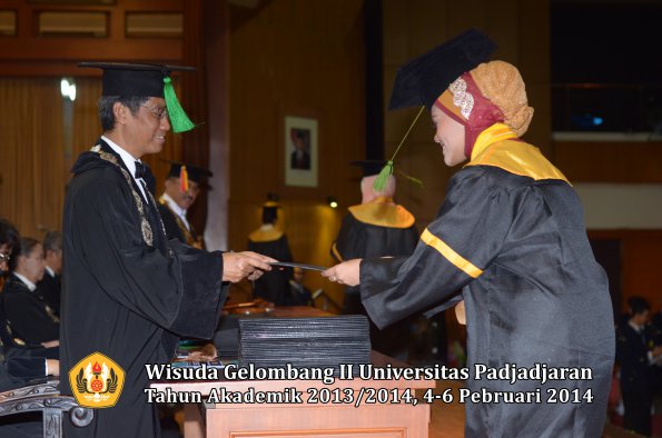 wisuda-unpad-gel-ii-ta-2013_2014-fakultas-kedokteran-oleh-dekan-220