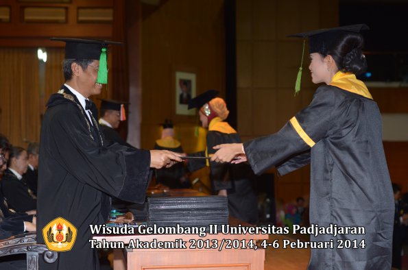 wisuda-unpad-gel-ii-ta-2013_2014-fakultas-kedokteran-oleh-dekan-221