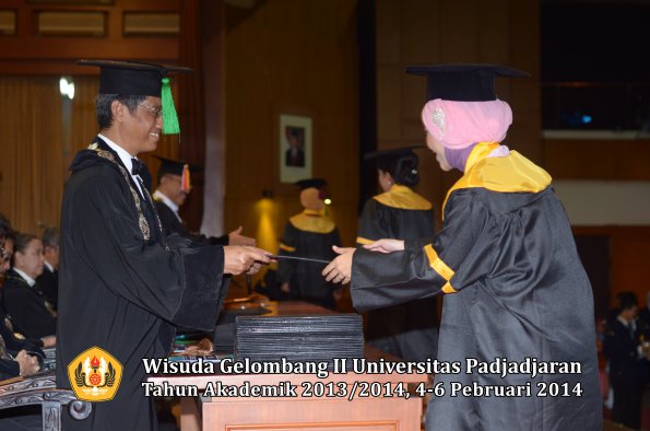 wisuda-unpad-gel-ii-ta-2013_2014-fakultas-kedokteran-oleh-dekan-222