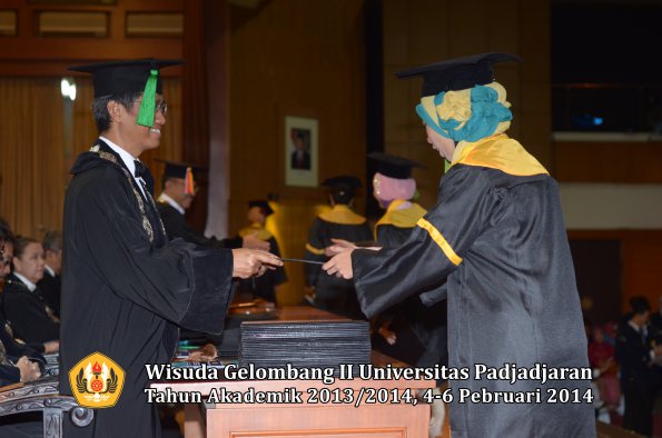 wisuda-unpad-gel-ii-ta-2013_2014-fakultas-kedokteran-oleh-dekan-223