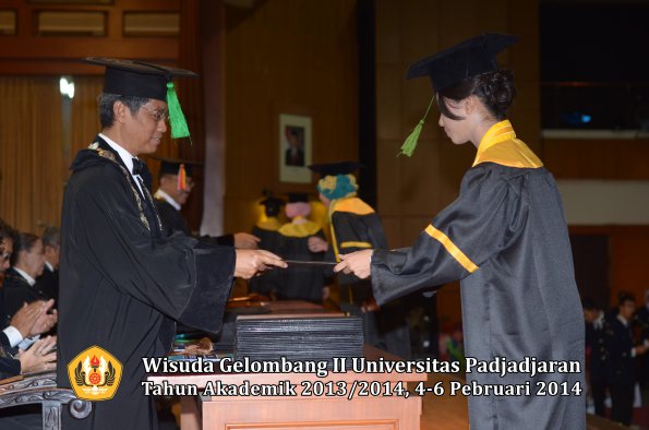 wisuda-unpad-gel-ii-ta-2013_2014-fakultas-kedokteran-oleh-dekan-224