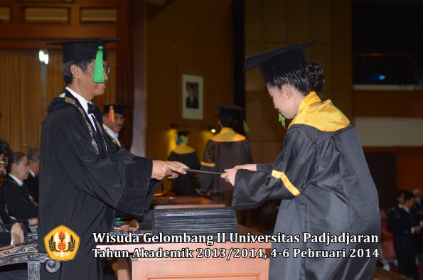 wisuda-unpad-gel-ii-ta-2013_2014-fakultas-kedokteran-oleh-dekan-225