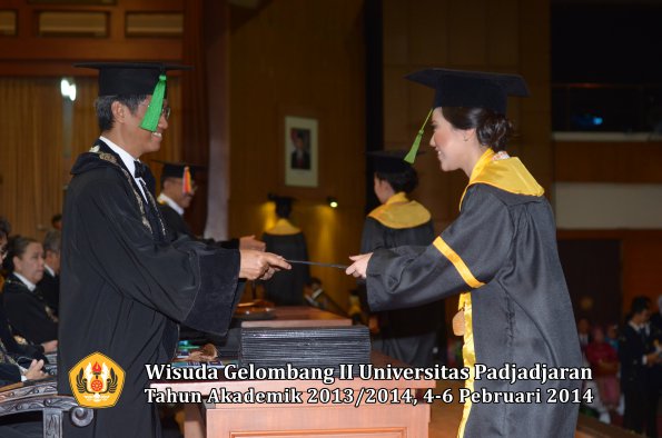 wisuda-unpad-gel-ii-ta-2013_2014-fakultas-kedokteran-oleh-dekan-226