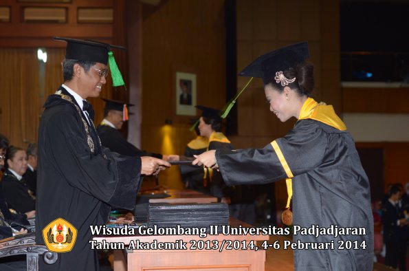 wisuda-unpad-gel-ii-ta-2013_2014-fakultas-kedokteran-oleh-dekan-227