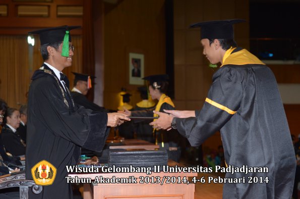 wisuda-unpad-gel-ii-ta-2013_2014-fakultas-kedokteran-oleh-dekan-228