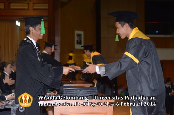 wisuda-unpad-gel-ii-ta-2013_2014-fakultas-kedokteran-oleh-dekan-229