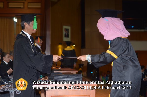 wisuda-unpad-gel-ii-ta-2013_2014-fakultas-kedokteran-oleh-dekan-230