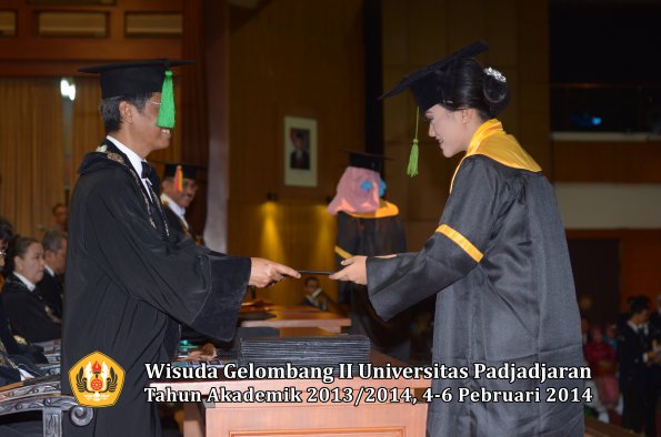 wisuda-unpad-gel-ii-ta-2013_2014-fakultas-kedokteran-oleh-dekan-231