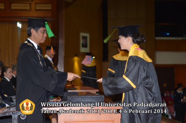 wisuda-unpad-gel-ii-ta-2013_2014-fakultas-kedokteran-oleh-dekan-232