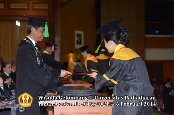 wisuda-unpad-gel-ii-ta-2013_2014-fakultas-kedokteran-oleh-dekan-233