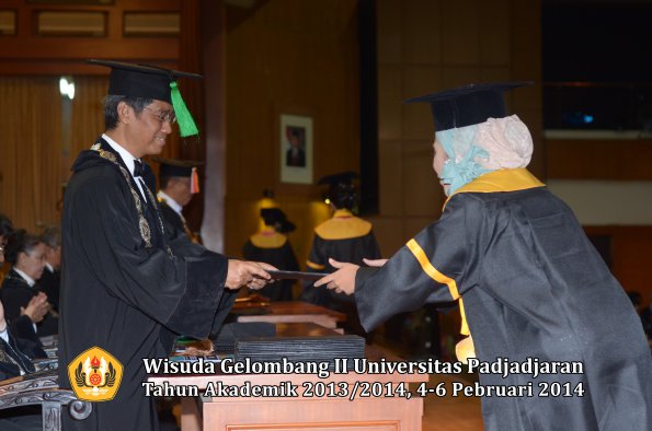 wisuda-unpad-gel-ii-ta-2013_2014-fakultas-kedokteran-oleh-dekan-234