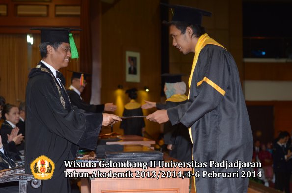 wisuda-unpad-gel-ii-ta-2013_2014-fakultas-kedokteran-oleh-dekan-235