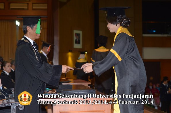 wisuda-unpad-gel-ii-ta-2013_2014-fakultas-kedokteran-oleh-dekan-236