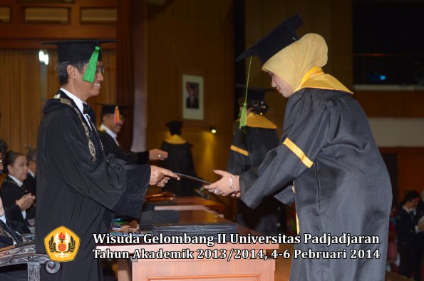 wisuda-unpad-gel-ii-ta-2013_2014-fakultas-kedokteran-oleh-dekan-237