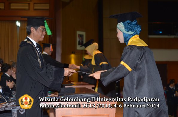 wisuda-unpad-gel-ii-ta-2013_2014-fakultas-kedokteran-oleh-dekan-238