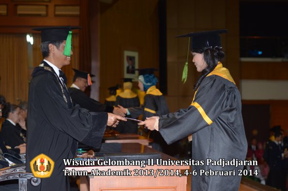 wisuda-unpad-gel-ii-ta-2013_2014-fakultas-kedokteran-oleh-dekan-239