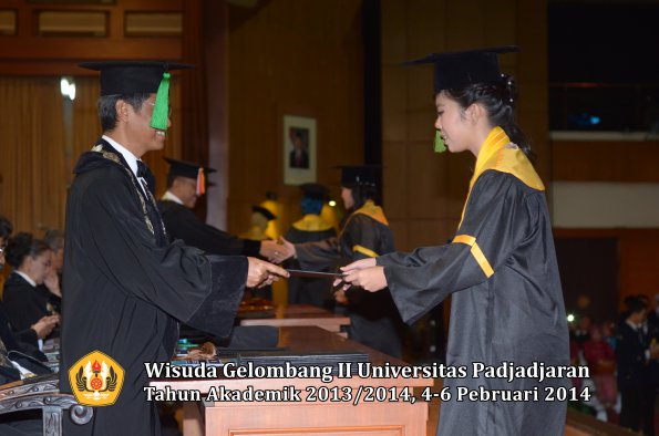 wisuda-unpad-gel-ii-ta-2013_2014-fakultas-kedokteran-oleh-dekan-240