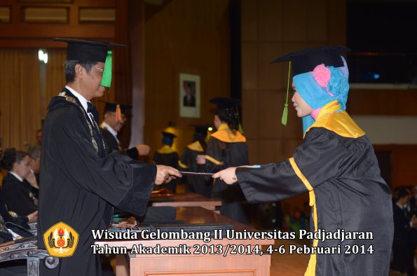 wisuda-unpad-gel-ii-ta-2013_2014-fakultas-kedokteran-oleh-dekan-241