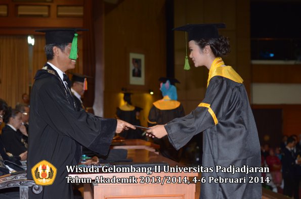 wisuda-unpad-gel-ii-ta-2013_2014-fakultas-kedokteran-oleh-dekan-242