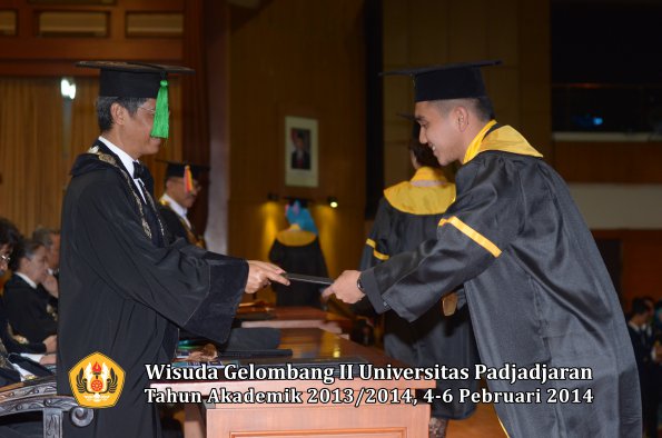 wisuda-unpad-gel-ii-ta-2013_2014-fakultas-kedokteran-oleh-dekan-243