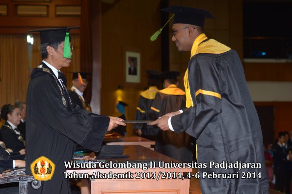 wisuda-unpad-gel-ii-ta-2013_2014-fakultas-kedokteran-oleh-dekan-244