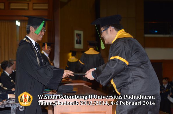 wisuda-unpad-gel-ii-ta-2013_2014-fakultas-kedokteran-oleh-dekan-245