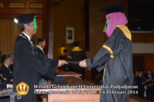 wisuda-unpad-gel-ii-ta-2013_2014-fakultas-kedokteran-oleh-dekan-246