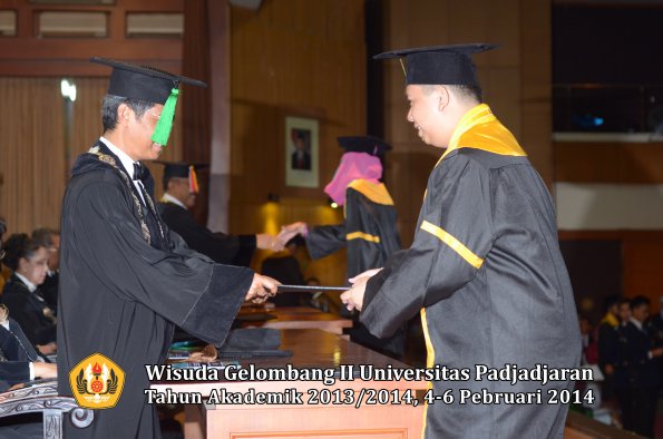 wisuda-unpad-gel-ii-ta-2013_2014-fakultas-kedokteran-oleh-dekan-247